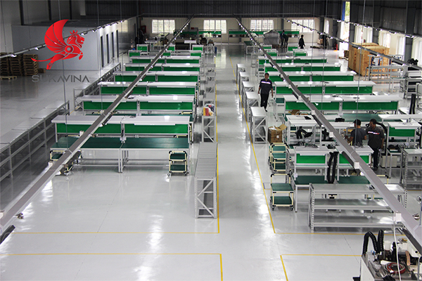 Bàn thao tác công nghiệp bố trí khoa học theo tiêu chuẩn Lean – Kaizen – 5S trong nhà xưởng sản xuất.